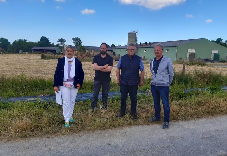 Véronique Martin-Morvan, conseillère départementale, Christophe Heurtaux, agriculteur planteur, Benoît Hulmer, élu de la Chambre d'agriculture et Pascal Lecaudey, président de la Fédération des associations de boisement.