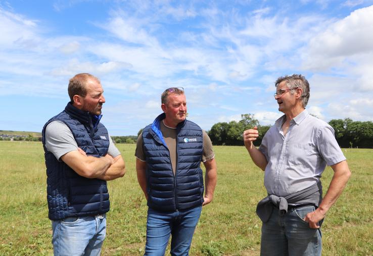 Gilles Haelewyn (à droite) a présenté son exploitation et ses pratiques aux participants d'une porte ouverte technique des Chambres d'agriculture, mercredi 10 juillet à Commes.