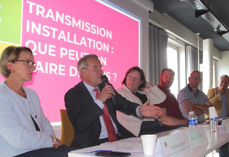 "Transmission-installation, que peut-on faire de plus ?" Tel était le thème de la table ronde à laquelle participaient Clotilde Eudier (vice-présidente de la Région Normandie), Emmanuel Hyest (président de la Safer de Normandie), Anne-Marie Denis (présidente de la FRSEA Normandie), Emmanuel Roch (président de JA Normandie), Guillaume Larchevêque (Chambre d'agriculture Normandie) et Bruno du Mesnildot (Propriété privée 50).