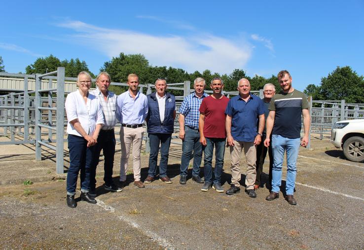 Les membres du bureau de la Sicamon avec, notamment, la relève : Nicolas Séchet, 31 ans, éleveur bovins et ovins dans l'Orne (à droite), président et Louis Cherville, 21 ans, éleveur bovins et ovins en Seine-Maritime (troisième à gauche).