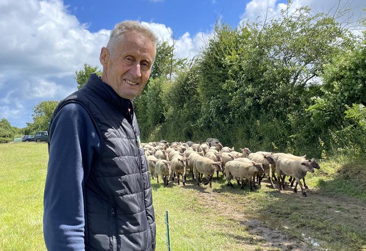 Etienne Damourette fait partie des éleveurs passionnés par la race Roussin de la Hague. Pendant quinze ans, il a tenu le centre d'élevage. Cette année sera sa dernière.