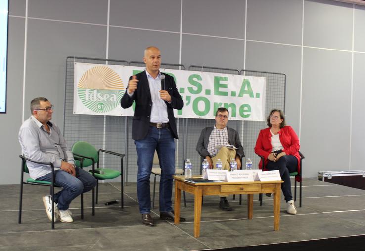 Dominique Guillemine, secrétaire général de la FDSEA 61 ; Arnaud Rousseau, président de la FNSEA ; Sylvain Delye, président de la FDSEA 61 et Anne-Marie Denis, présidente de la FRSEA de Normandie.