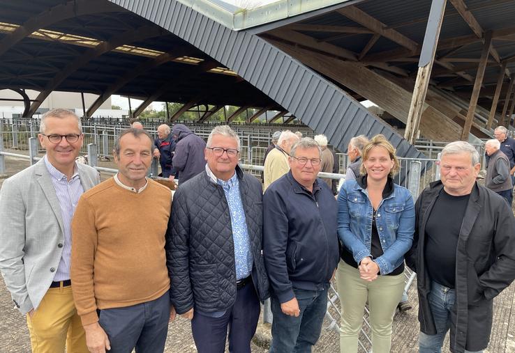 Jean-Claude Colombel (au centre), président de la Communauté de communes de la Baie du Cotentin, entouré de Gilbert Michel, son vice-président en charge des marchés, et Bruno Debray, président de la FMBV.