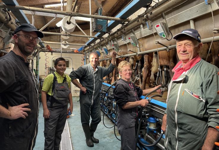 David, Gabriel, Laurent, Régine et Jean-Pierre Cahorel sur la ferme du Bienheureux à La Rochelle-Normande, ouvrent leurs portes le 11 août pour marquer les 100 ans de la famille. 