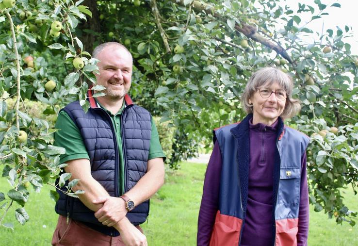 L'exploitation cidricole Bagnoles de Pom, à Bagnoles de l'Orne, menée par Ludovic Dubreuil et Marie-Hélène Brard, amis de longue date, est à la recherche d'une personne pour remplacer cette dernière, bientôt à la retraite.