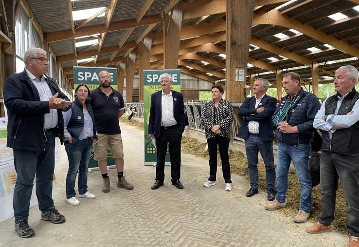 Pascal Férey, président de la Chambre d'agriculture de la Manche, a présenté la ferme Manche à l'équipe du Space, présidée par Marcel Denieul, accueillie chez Florence et Mickaël Goron, producteurs de lait sur la commune du Parc, près de Villedieu-les-Poêles.