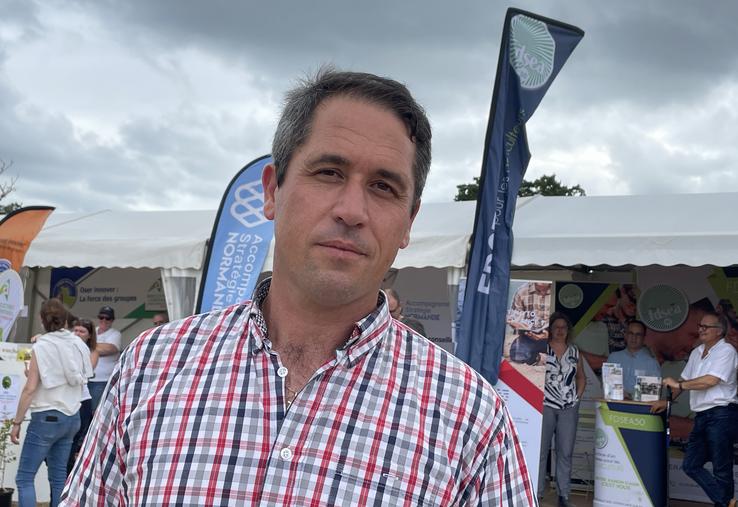 François Rihouet a organisé avec les agriculteurs de la Manche, une action dite pédagogique, d'entretien de cours d'eau sur le secteur de Feugères.