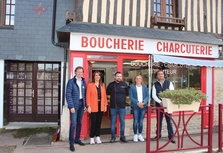 Xavier Charles, conseiller départemental et Nathalie Porte, conseillère régionale, sont venus rencontrer Alexis Letourneur, installé en tant que boucher-charcutier depuis neuf mois et demi à Méry-Bissière-en-Auge. Le maire, Christophe Petit, était également présent.