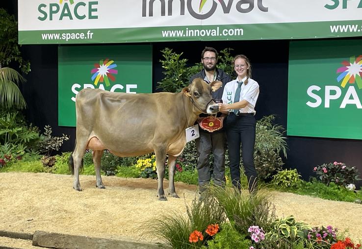 Adrien Hamel, heureux d'avoir décroché le prix de championnat espoir avec Tolvana, conduite par Chloé Vinquant.