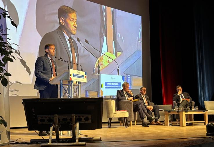 "Non, les collectivités locales ne sont pas responsables du déficit de la France." C'est le message que Charly Varin, a martelé devant un parterre d'élus, et aux côtés de David Marguerite, vice-président de la région Normandie et Jean Morin, président du Département de la Manche.