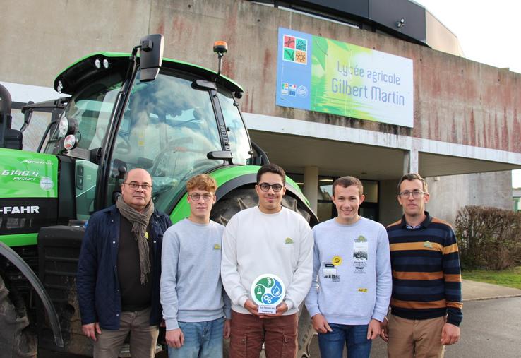 De gauche à droite, Luis Da Costa, proviseur du lycée ; Mathias Roussignol, Nelson Rocher, Nathan Milange et Maxime Poulain, professeur en STE Mécanique.