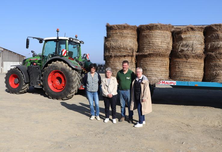 Anne Meyer, exploitante ; Maryvonne Guibout, maire de Pont-d'Ouilly ; Vincent Meyer, agriculteur et Sylvie Grenier, conseillère régionale ont fait le tour de la ferme et du parc matériel de l'ETA, jeudi 19 septembre 2024. Le couple a ainsi pu recevoir la Région Normandie qu'il sollicite pour moderniser son parc matériel.