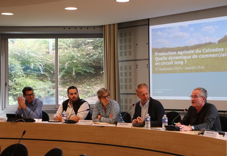 Lionel Perrot, directeur d'Elivia ; Geoffroy Chataigner, responsable des achats vifs Elivia ; Sonia Boudet-Guth, vice-présidente d'Agrial ; Arnaud Fossey, président de la coopérative Isigny Sainte-Mère et Pascal Desvages, président de la coopérative de Creully, ont échangé autour de la problématique des circuits longs, lors de la session de la CA14, vendredi 27 septembre.