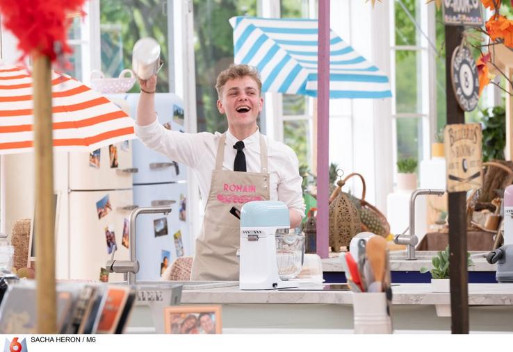 Romain Gibon, jeune normand au franc-parler, participe à la 13e saison du Meilleur pâtissier sur M6 où il s'efforce, entre autres, de rendre hommage à ses grands-parents de cœur, éleveurs laitiers dans le Cotentin.