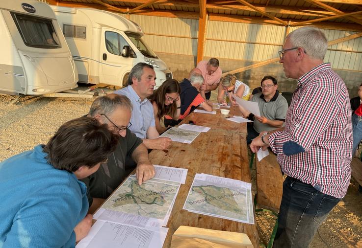 À plusieurs reprises, les agriculteurs se sont penchés sur les cartes de zonage à l'échelle de leur exploitation pour vérifier les informations répertoriées et dénoncer les anomalies.