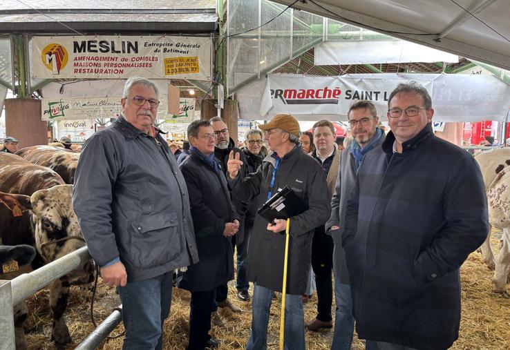 Pour la seconde année consécutive, le préfet de la Manche, Xavier Brunetière, était présent, entouré des élus et responsables agricoles.