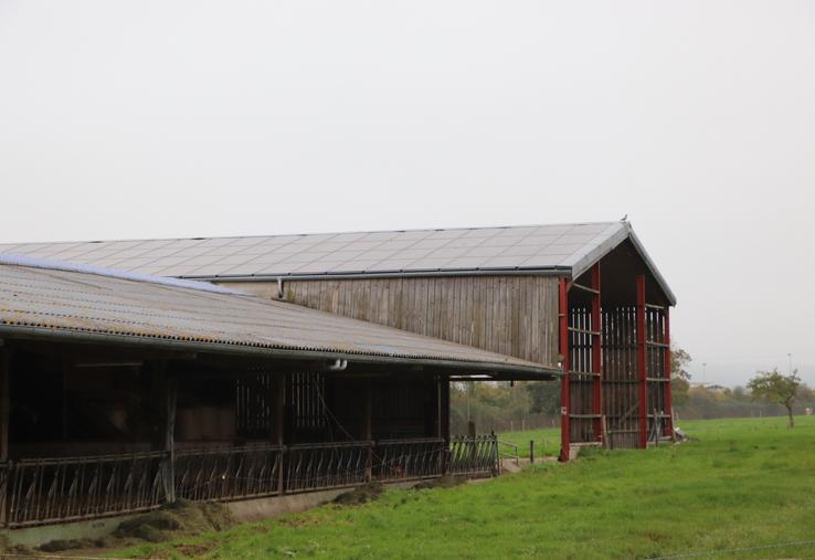 L'EARL dispose de 263 kWc de panneaux photovoltaïques qui alimentent en électricité l'atelier de transformation, le séchoir en grange et la ferme.