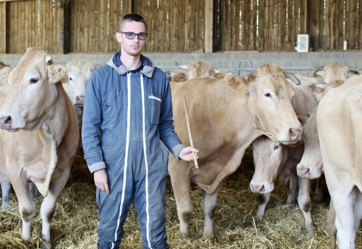 Matthias, âgé de 24 ans, est élève au CFA du Neubourg en CAP polyculture élevage. Il s'occupe du troupeau de Blondes. Ces bêtes laisseront bientôt la place à la race Aubrac.