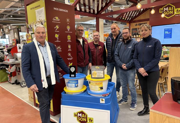 Vincent Lhonneur, éleveur à Airel, s'est vu remettre le lot qu'il a remporté lors du jeu proposé à la foire de Lessay, sur le stand du GDS de la Manche.