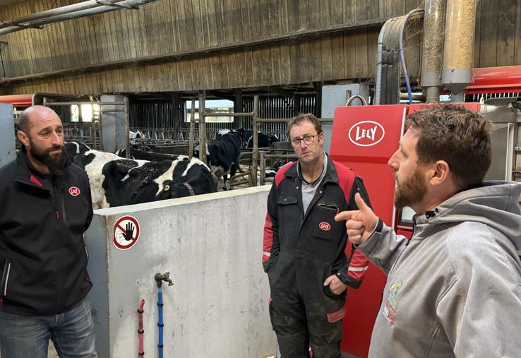 L'antenne de la Chambre d'agriculture de Valognes que dirige Fabien Olivier (à droite), organise un après-midi technique autour des robots de traite chez Jean-François et Christophe Duruel à Fresville, le 10 décembre 2024.