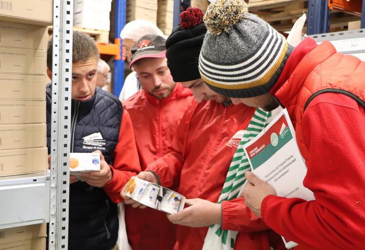 Les jeunes agriculteurs ont scruté les étiquettes des cuisines centrales de la Manche, mercredi 27 novembre. Ici à la cuisine centrale du GIP de restauration collective du Centre Manche où deux cartons de dépannage contenaient des cordons-bleus non français.