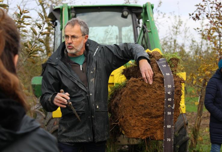 Christian Barnéoud, pédologue, a présenté ses conseils aux différents arboriculteurs présents.