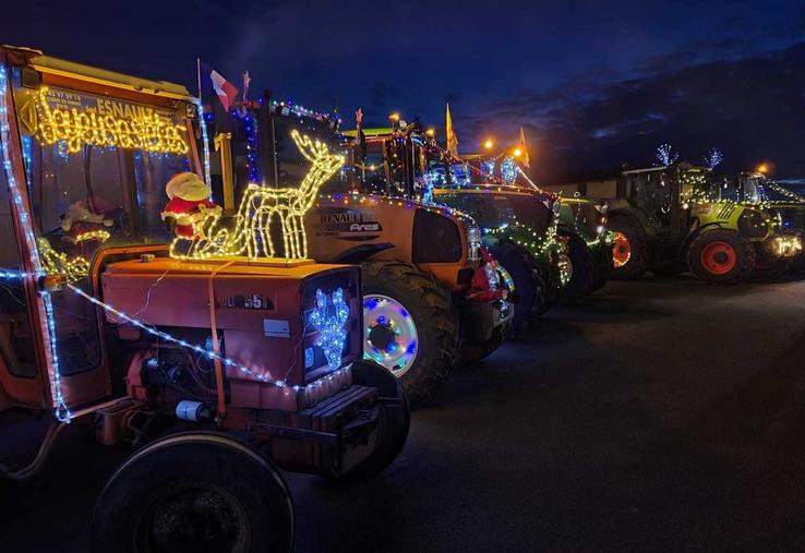 Les JA organisent des parades de tracteurs illuminés dans 4 villes sarthoises à l'occasion de leur marché de Noël.