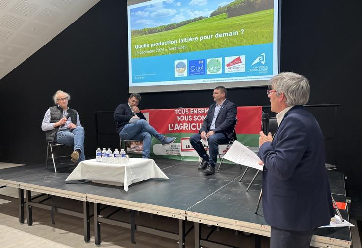 La seconde table ronde de la journée, animée par Michel Lafont, responsable du pôle économique de la Chambre d'agriculture, a réuni Daniel Datin, administrateur des Maîtres laitiers du Cotentin, Pascal Robert des magasins Leclerc, et Yohann Barbe, président de la FNPL.