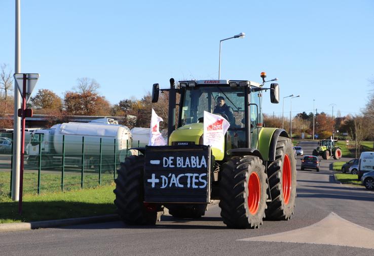 Une vingtaine d'agriculteurs a manifesté, vendredi 29 novembre 2024, à Vire. Malgré la lassitude, tous veulent "maintenir la pression" auprès des services de l'État, mais aussi des parlementaires pour que les avancées soient concrètes et que la simplification administrative soit effective.