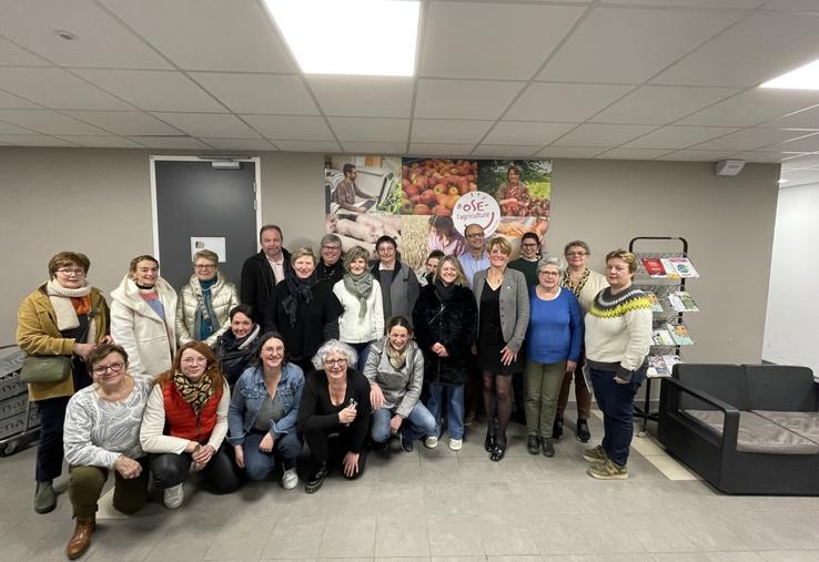 "Nous avons pensé ce rendez-vous comme un bon moment d'échange", évoque Nathalie Lepelletier, présidente de la section des agricultrices de la FDSEA du Calvados. Une vingtaine de participantes a fait le déplacement, dont au 1er rang, des agricultrices de la section de la Manche.