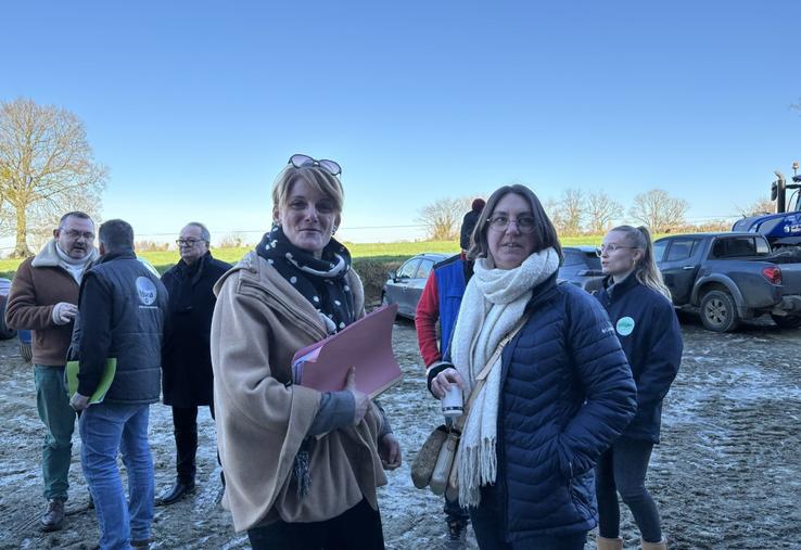 Florence Goron, présidente de la commission agricultrices de la FDSEA de la Manche, en discussion avec la présidente nationale, Catherine Faivre-Pierret en déplacement dans la Manche le 14 janvier 2025.