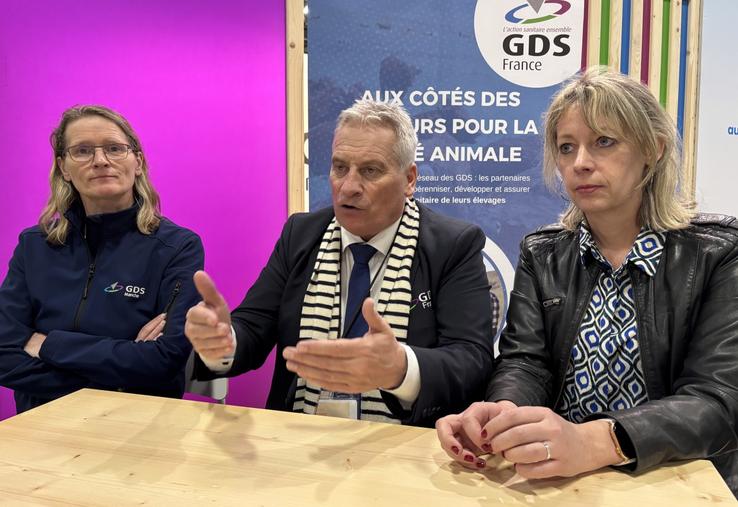 Hervé Marie, président du GDS de la Manche porte avec de sa directrice, Stéphanie Lebranchu et sa technicienne, Estelle Hélaine, l'idée d'une approche globale dans les exploitations.