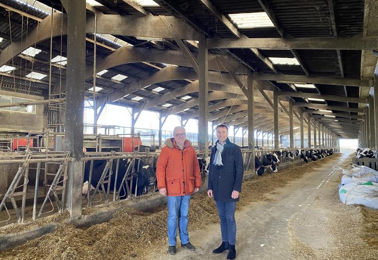 Benoît Paret, conseiller foncier de secteur dans la Manche et Thierry Leroy, chef du service Transmission-installation régional à la Safer de Normandie.