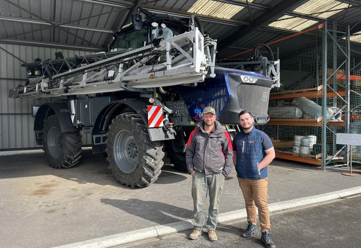 David Hardy a passé en revue le pulvérisateur avec Anthony Lamotte, responsable parc SM3 Claas à Caen.