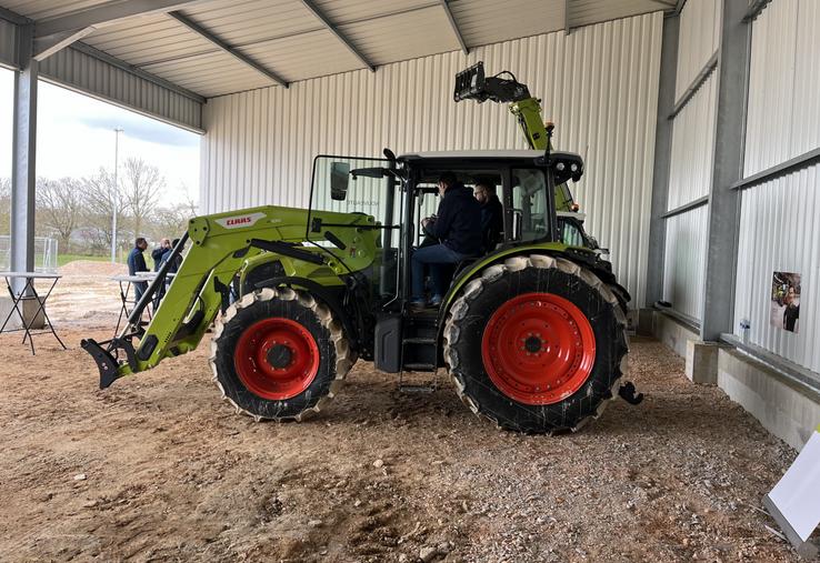 Le nouveau CLAAS Axos série 3 est le seul tracteur proposant une ouverture des portes de la cabine vers l'avant.