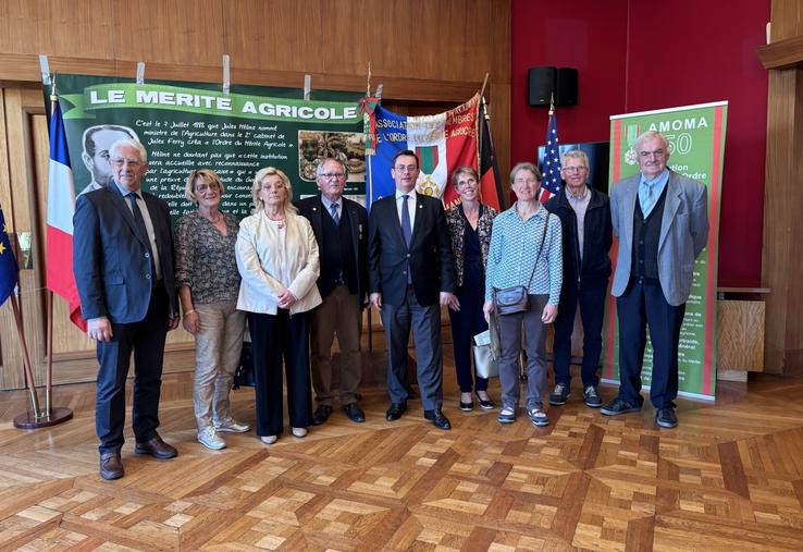 Les derniers nommés et promus dans l'ordre du Mérite agricole aux côtés du préfet de la Manche, Xavier Brunetière.