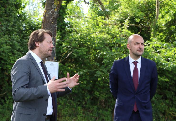 Jean-Noël Barrot (à droite) a visité l'exploitation cidricole Christian Drouin. "Il n'y a pas de meilleure manière de commencer la semaine qu'avec le calvados", s'est-il exprimé. La boisson comme le territoire bien sûr.