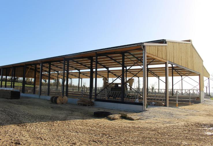 Le bâtiment d'élevage, doté de 1 200 m2, est pensé pour abriter 70 animaux. Des panneaux photovoltaïques complètent la toiture. L'énergie produite est vendue en intégralité.