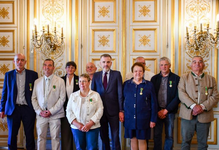 Vendredi 16 mai, le préfet du Calvados, Stéphane Bredin, a remis la médaille du Mérite agricole à neuf récipiendaires.