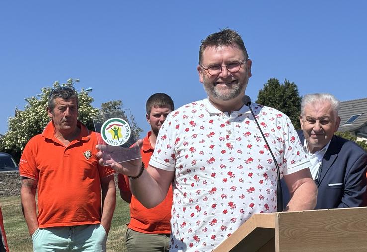 Ludovic Capelle présente son trophée : le coup de coeur "développement durable" de Gites de France.