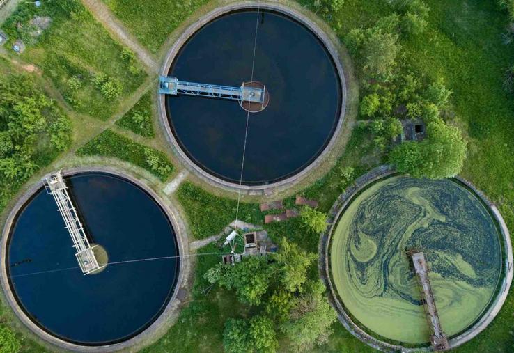 Le syndicat d'Eau du Bassin Caennais lance sur son territoire deux dispositifs PSE. Pour en définir les indicateurs, les enjeux prioritaires se sont portés sur les taux de substances actives (métabolites) présents dans l'eau, ainsi que les nitrates.
