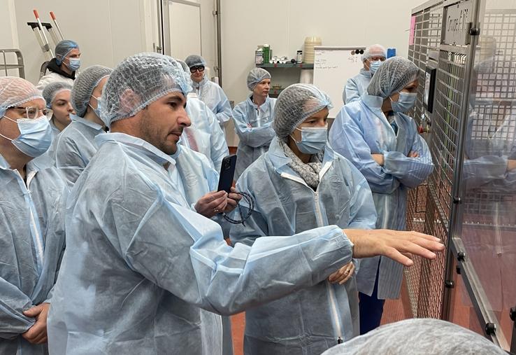 Guillaume Marie, gérant de la Ferme de la vieille abbaye à Barbery, a accueilli Clotilde Eudier et les équipes de la Région Normandie pour une visite de la nouvelle ligne de production de la teurgoule.