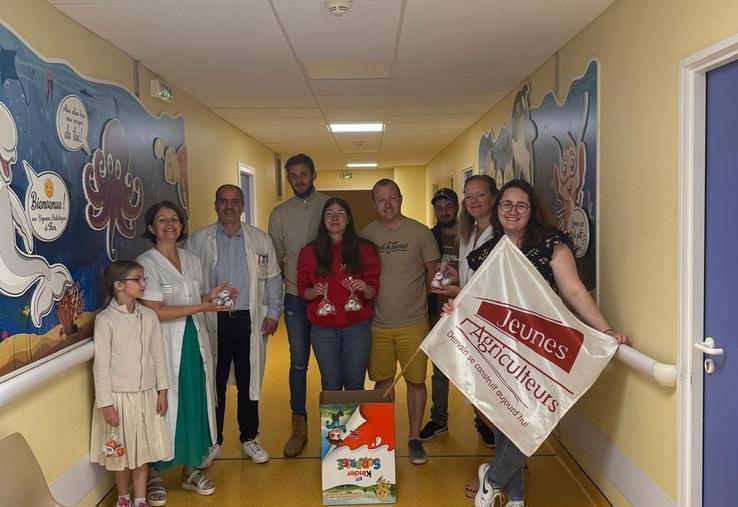 Le Dr Walid Sakr a accueilli les JA venus distribuer des chocolats aux enfants de l'hôpital de Flers.