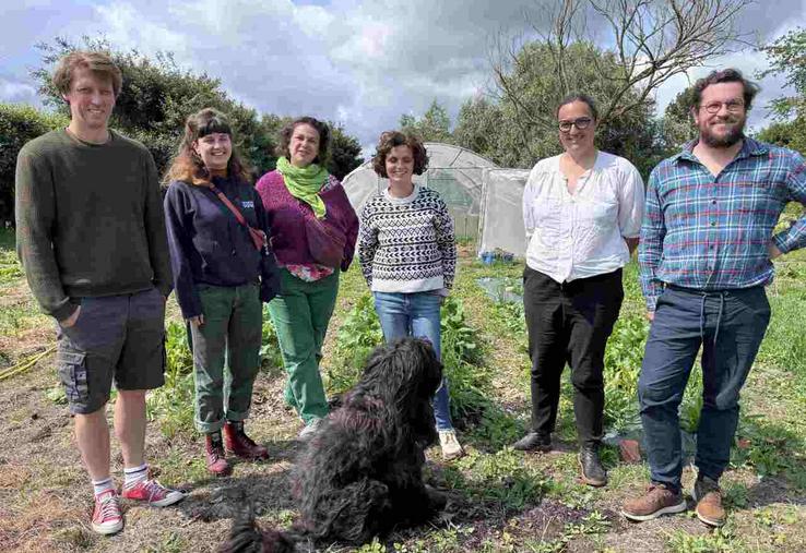Aurélien Marion, Camille Royer, Johanna Masson, Natalia Marion, Charlotte Aumont et Barthélémy Guillemette forment le noyau dur de l'organisation de la Fête de la bio 2025 à Appeville les 14 et 15 juin, devant le potager expérimental, notamment en termes de paillage.