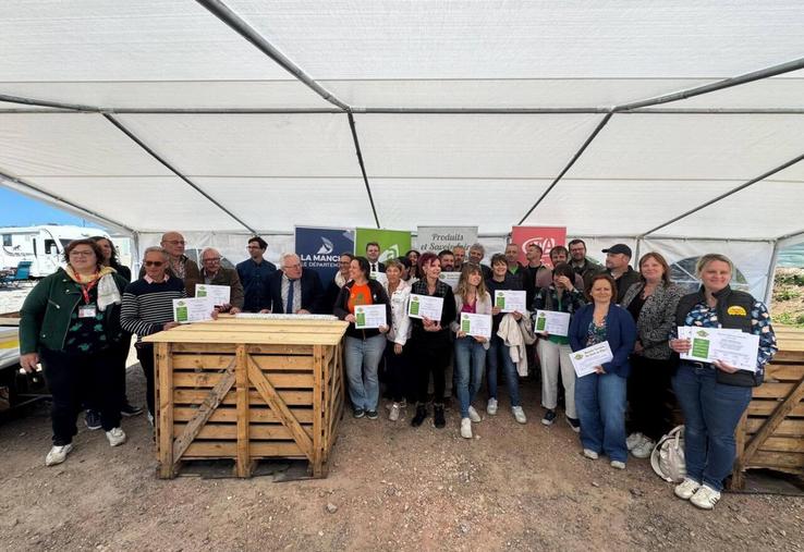 Le 16 mai, les producteurs et artisans dont leurs produits ont été labellisés par Manche Terroirs, ont reçu officiellement leur diplôme qu'ils vont afficher fièrement à la vue de leurs clients.