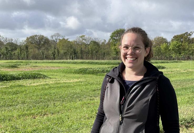 Marie Plessy, nouvelle directrice de la ferme expérimentale, La Blanche Maison, arrivée à l'automne 2024, se prépare à accueillir les Prairiales 2025 le 17 juin prochain.