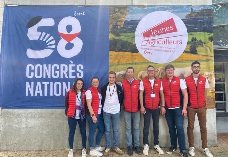 Margaux Le Hur, Vanessa Savary, Joris Capelle, Luc Chardine, Etienne Cousin, Edouard Cuquemelle, et Brice Rivage sont les sept Manchois à s'être déplacés eau congrès national des JA.