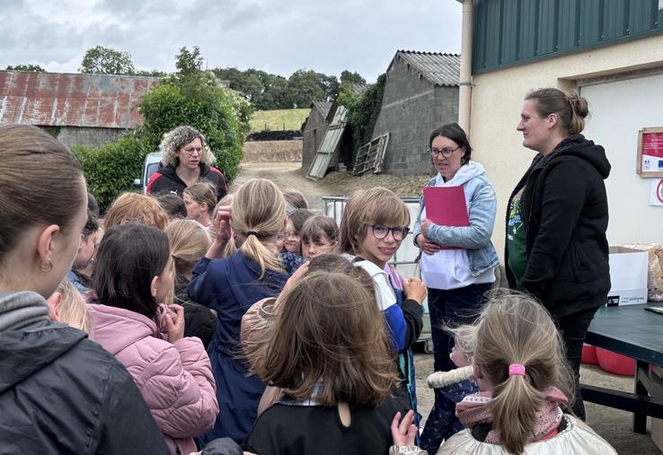 Au Gaec de l'If à Saint-Louet-sur-Vire, Florence Goron, présidente de la section agricultrices de la FDSEA de la Manche, a accueilli avec les éleveurs les jeunes de l'école de Torigny-les-Villes.