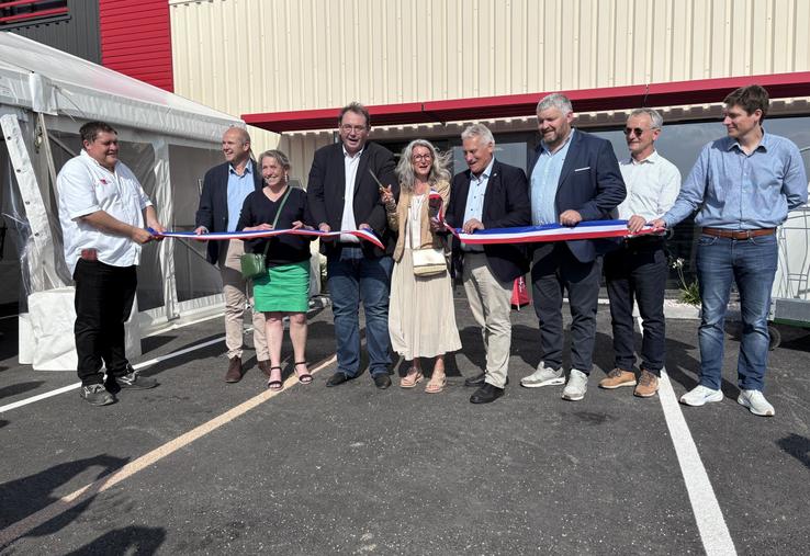 Hervé Marie, président de Farago Manche Calvados, aux côtés de Jonathan Lenourichel, président du GDS du Calvados, a inauguré les nouveaux locaux, en présence des élus du territoire.