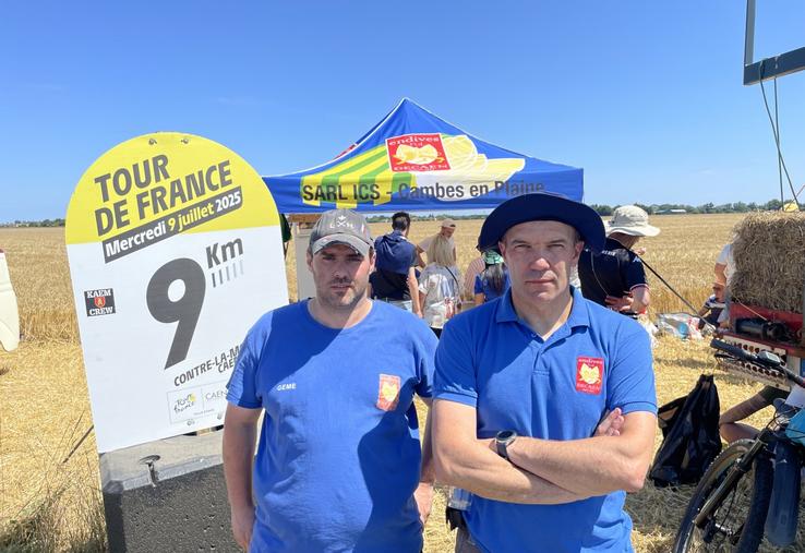 Jean-Louis et Sylvain Decaen, tous deux passionnés de cyclisme, ont tenu un stand buvette et installé une banderole afin de mettre en avant l'entreprise familiale.
